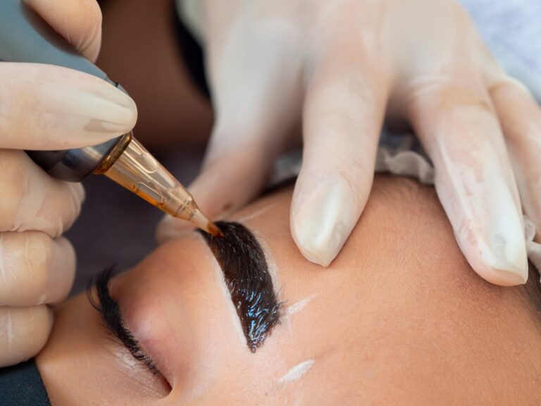 Guía completa de laminado de cejas con henna en Barcelona